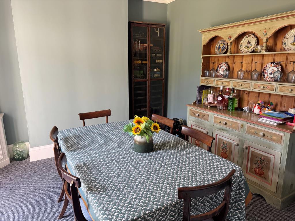Lot: 64 - ATTRACTIVE VICTORIAN VILLA WITH PREVIOUS STRUCTURAL MOVEMENT ON A DOUBLE WIDTH PLOT - A Picture Showing the Dining Room
